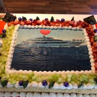 Яхта Neo для дайвинг-сафари в Египте на Красном море. Фирменный торт. Фотобанк RuDIVE